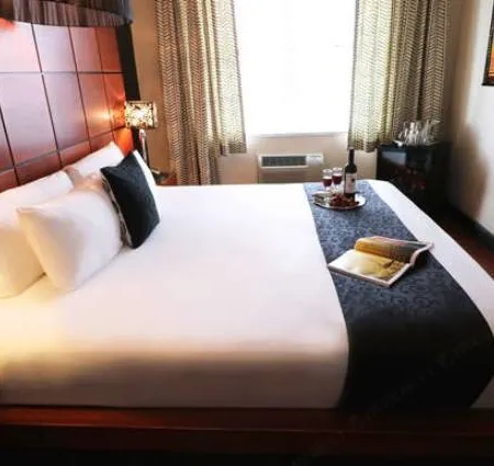 Chesterfield Hotel & Suites Отели рядом с достопримечательностью «Фламинго Парк»