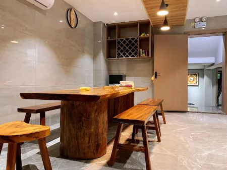 Xiaozhu Hostel (Nanxun Old Town) Отели рядом с достопримечательностью «Zhejiang University of Water Conservancy Hydropower (Nanzhang Campus)»