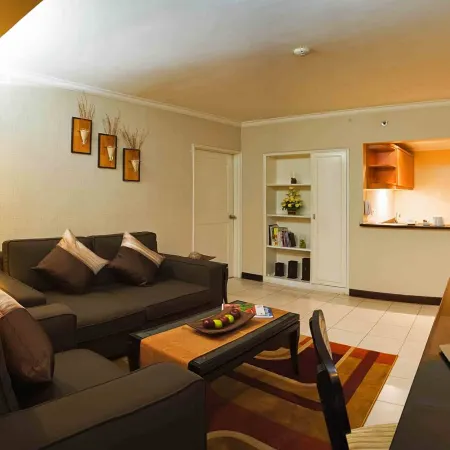 Grand Tropic Suites Hotel Отели рядом с достопримечательностью «Университет Таруманагара»