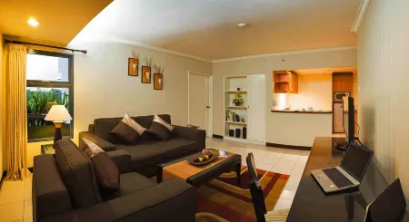 Grand Tropic Suites Hotel Отели рядом со станцией Поездная станция Гамбир