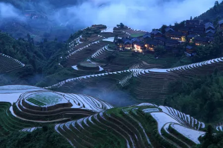 Chenyunxuan·Cloud Pool Panoramic Hotel (Jinfo Ding No.3 Observation Deck Branch) Отели рядом с достопримечательностью «Golden Buddha Peak View Point»