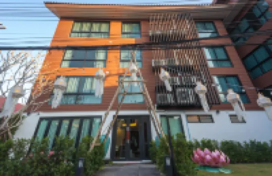 The Experience Walking Street Chiang Mai Hotels near Watchediluang Varaviharn