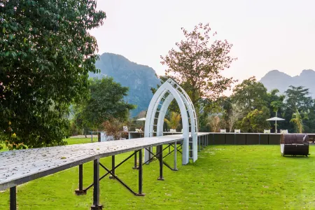 LARNG YAY  Riverview Resort Hotel Отели рядом с достопримечательностью «Wat That»