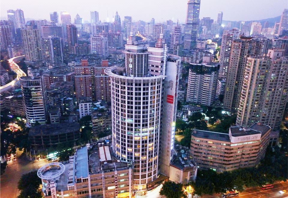 A city at night with tall buildings and skyscrapers in the foreground at Yishang Hotel (Guangzhou Beijing Road Pedestrian Street Tianzi Wharf)