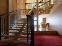 Double-Dove Peace International Hotel East Building فنادق في لينخاي