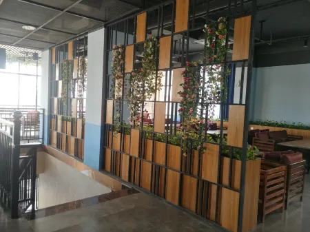 Paci Hotel&Spa Отели рядом с достопримечательностью «University of Management and Economic»