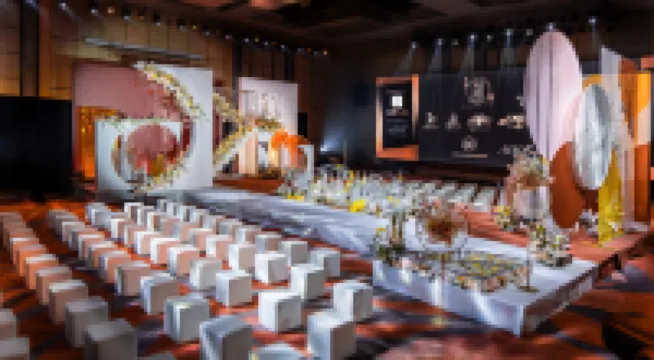 The Thousand Laterns Lake Hotel