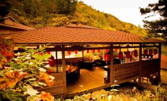 Wuling Mountain's Shouyuzirangjingba Guesthouse