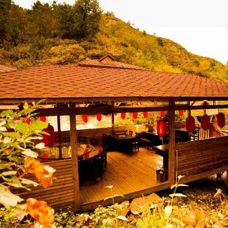 Wuling Mountain's Shouyuzirangjingba Guesthouse