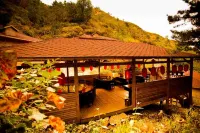 Wuling Mountain's Shouyuzirangjingba Guesthouse