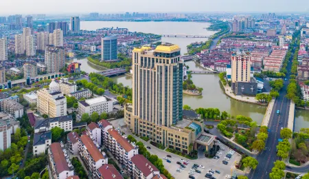 Dongyi International Hotel Отели рядом с достопримечательностью «Yi Garden»