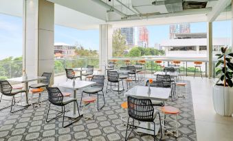 Harris Hotel & Conventions Bundaran Satelit Surabaya