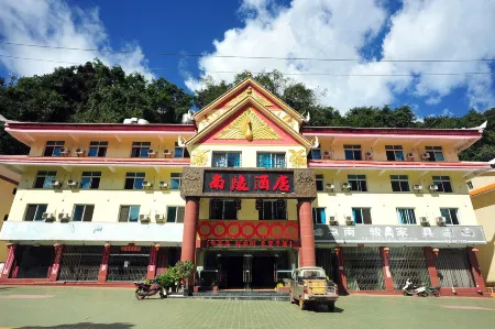 Molonglo South Hotel Отели рядом с достопримечательностью «Mohan»