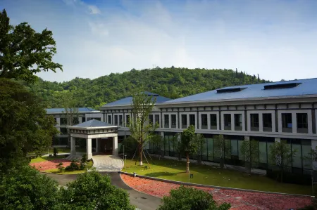 Huaxi Hotel Отели рядом с достопримечательностью «Guiyang College of Humanities and Technology (University Town Campus)»