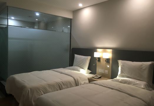 3. 시위에 호텔..