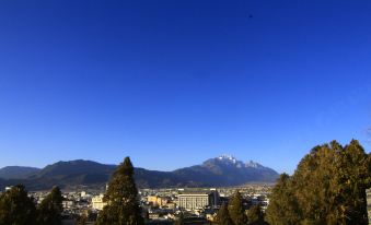 Yunjian Panoramic Snow Mountain Holiday Hotel