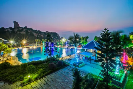 Naqin Peninsula Geological Ocean Park Hotel Отели рядом с достопримечательностью «Langqin Bay»