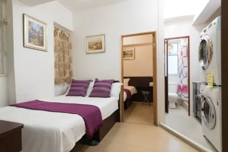 Happy Holidays Hostel(Next to Tsim Sha Tsui MTR Station)