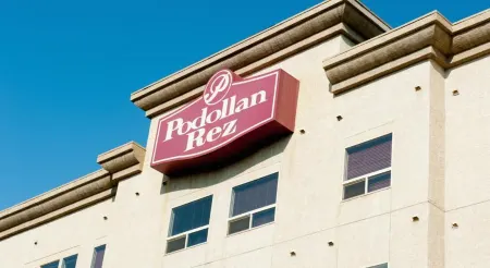 Premier Residence - Fort McMurray Отели в г. Форт Макмюррей