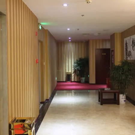 Huaying Xiyue Business Hotel