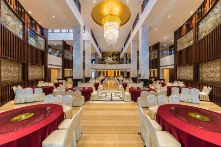 Yinhe Yunrui Hotel Отели рядом с достопримечательностью «Jiaolonggang Zhanshi Center»