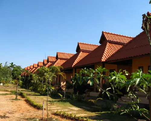 Ban Suan Resort Hotels near Pha Mhee Cave
