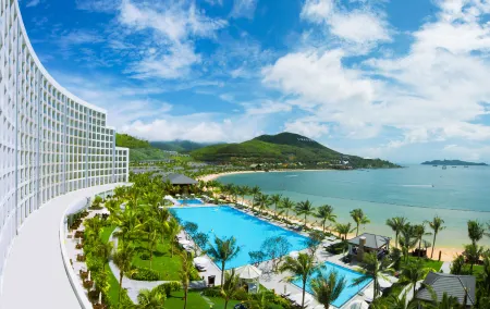 Vinpearl Resort & Spa Nha Trang Bay Отели рядом с достопримечательностью «MerPerle Sparkling Waves»