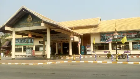 RuengsriSiri Guesthouse Отели рядом с достопримечательностью «Wat Saphan Hin»