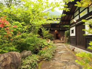 山裡草岡日式旅館