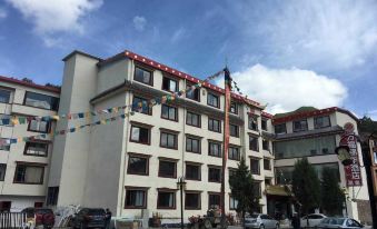 Wanfu Jinhua Hotel(Huanglong Jiuzhai High speed Railway Station)