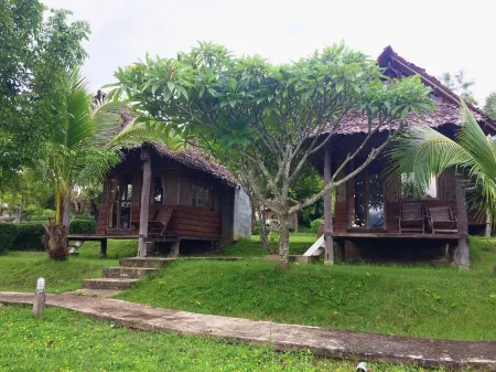 Vimarnkiri Resort Отели рядом с достопримечательностью «Yun Lai Viewpoint»