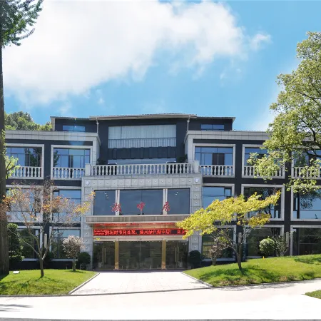 Lake Home Hotel