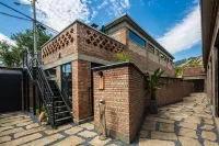 Rareyard Baihujian B&B Hotels near Tank Museum