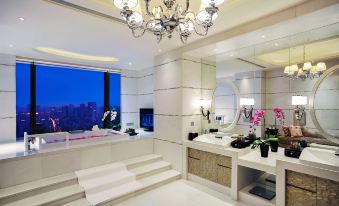 4. China Gr..