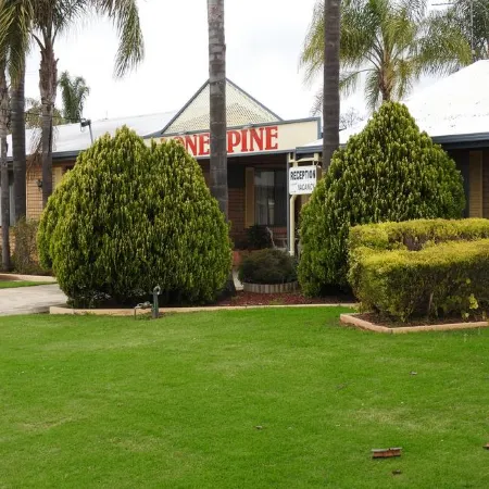 Lone Pine Motel
