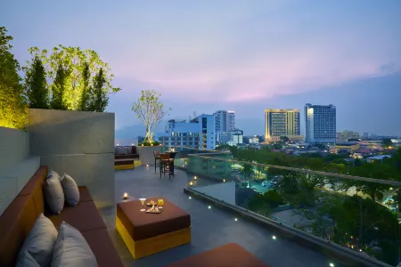 Anantara Chiang Mai Serviced Suites Отели рядом с достопримечательностью «Huaykaew Road»