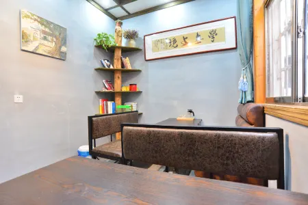 Hongcun Huakai Banxia Huipai Courtyard Homestay Отели рядом с достопримечательностью «Yujianxiuli Water Town»