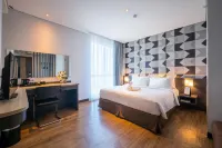 Luminor Hotel Jemursari by WH فنادق في Tenggilis Mejoyo