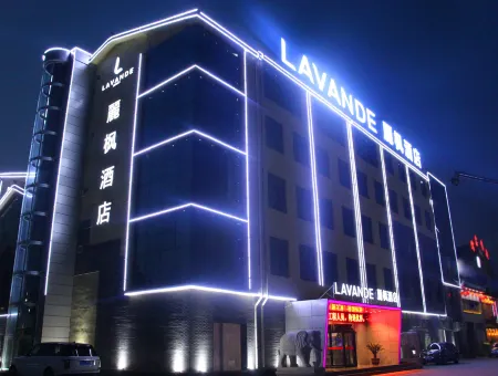 Lavande Hotel (Dongping Sports Conference and Exhibition Center Baifoshan) Отели рядом с достопримечательностью «Luoguanzhong Memorial Hall»