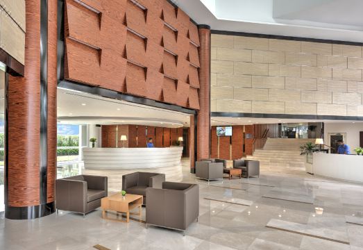 오크우드 호텔 넓은 객실 및 수영장