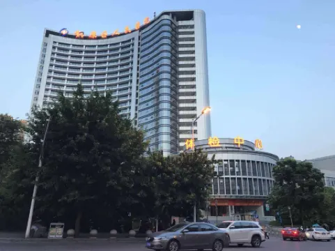 Chongqing Jingyi Chinese Inn (Tongliang Wanda Plaza) Отели рядом с достопримечательностью «CPC Tongliang County Committee Party School»