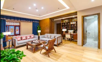 Shangri-La 5th Meteorite Light Year Hotel (Dukezong Ancient City Shop)