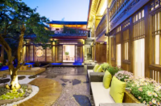 Lijiang Ancient City Yuezhuxuan Light Luxury Holiday Home