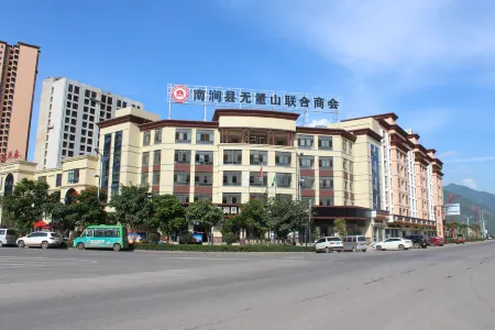Pengbao Business Hotel Отели рядом с достопримечательностью «Nanjian Tulin»