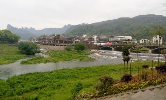 Zhangjiajie Pumo Inn (Wulingyuan National Forest Park Sign Store)