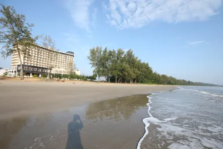 Amerald Resort Hotel Desaru Отели рядом с достопримечательностью «Pantai Tanjung Sepang»