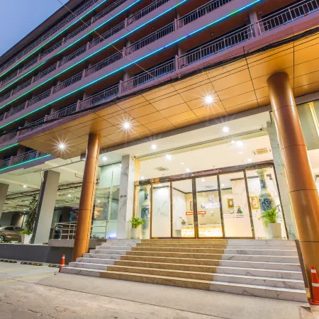 Golden Jomtien Beach Hotel Отели рядом с достопримечательностью «Парк Юрского Периода»