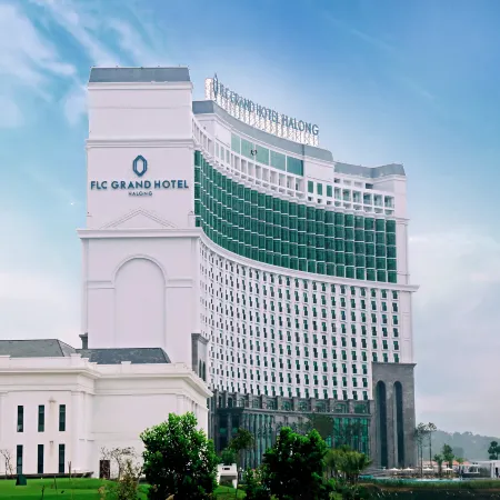 FLC Halong Bay Golf Club & Luxury Resort Отели рядом с достопримечательностью «Бухта Халонг»