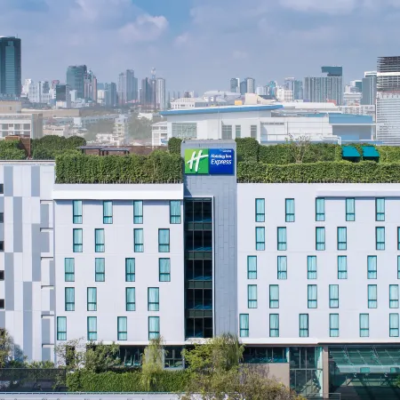 Holiday Inn Express BANGKOK SOI SOONVIJAI by IHG Отели рядом с достопримечательностью «Станция экспресс-поезда Ramkhamhaeng»