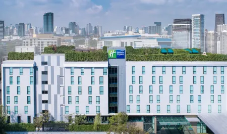 Holiday Inn Express Bangkok Soi Soonvijai Отели рядом с достопримечательностью «A R Sutton & Co Engineers Siam»